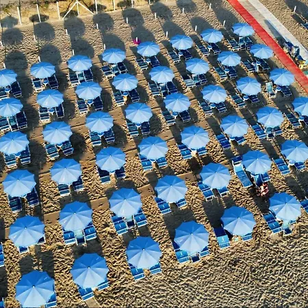 营地 Happy Camp Mobile Homes In Duca Amedeo Village 马帝斯兹罗