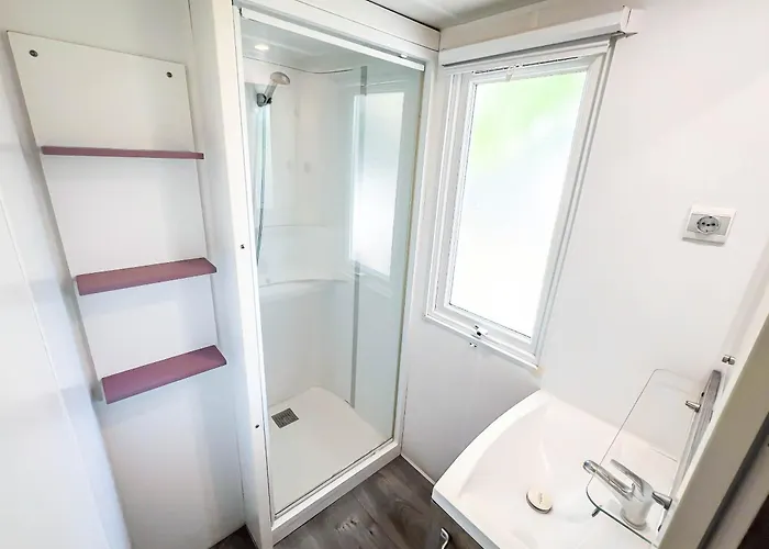 אתר קמפינג Happy Camp Mobile Homes In Duca Amedeo Village מרטינסיקורו